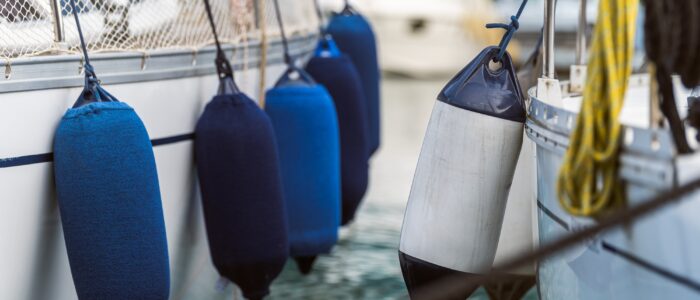 Genova Marina Levante, barca ormeggiata in banchina e parabordi